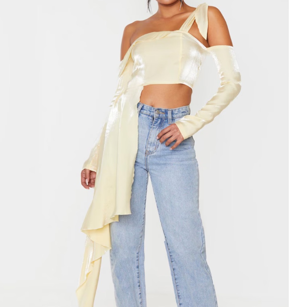Stunning yellow crop top with drape tie detail 💛